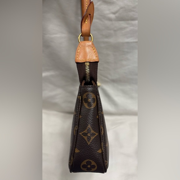 Louis Vuitton Pochette w/ original dust bag, box, ribbon, & sales bag - Picture 5 of 17